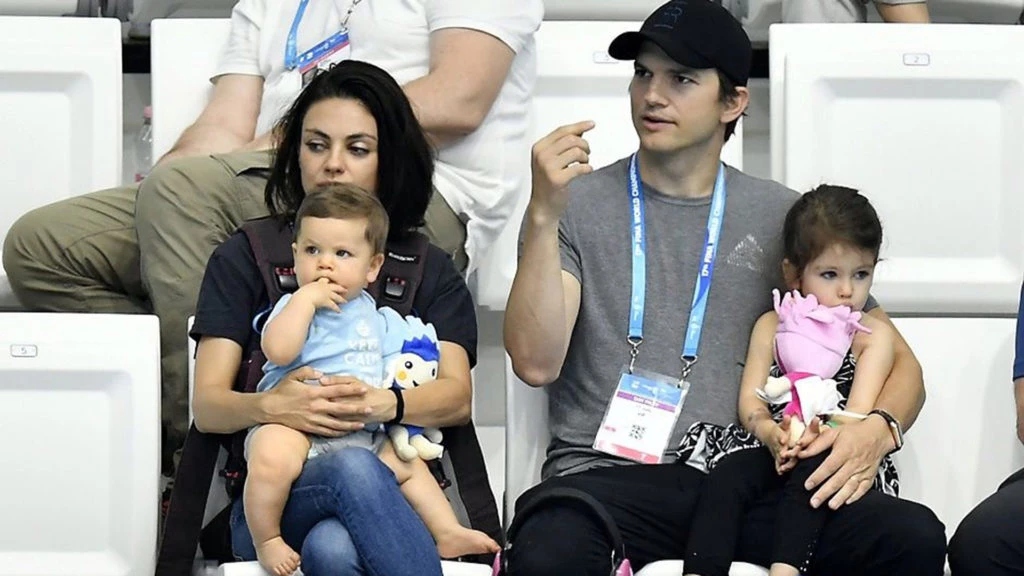 Ashton Kutcher y Mila Kunis junto a sus hijos. Foto archivo. 
