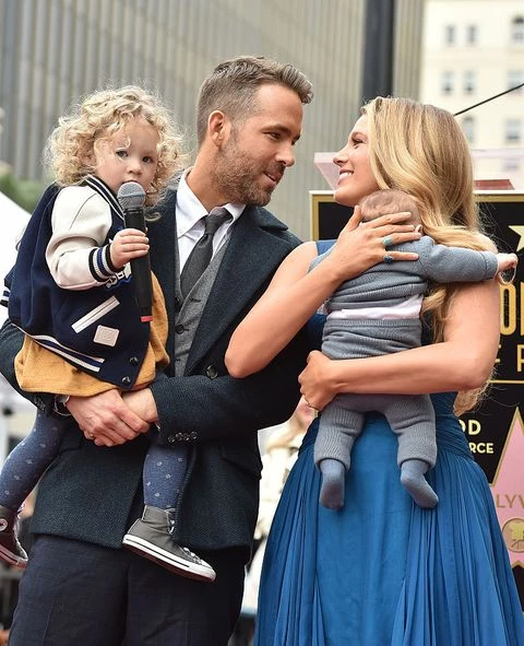 Blake Lively y Ryan Reynolds junto a sus hijos. Foto redes sociales. 
