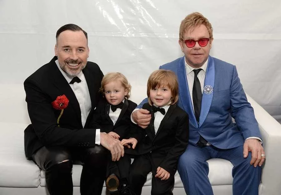 Elton John y David Furnish junto a sus hijos. Foto archivo.  