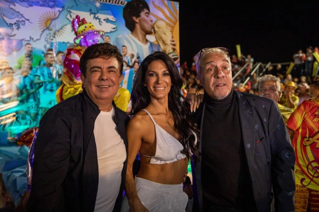 El intendente de La Matanza Fernando Espinoza, Silvina Escudero y Coco Silly en los carnavales de La Matanza