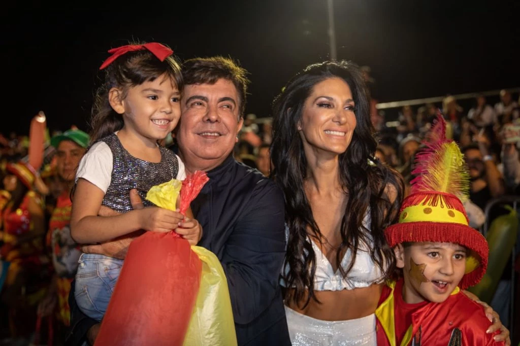 El intendente de La Matanza Fernando Espinoza y Silvina Escudero en los carnavales de La Matanza