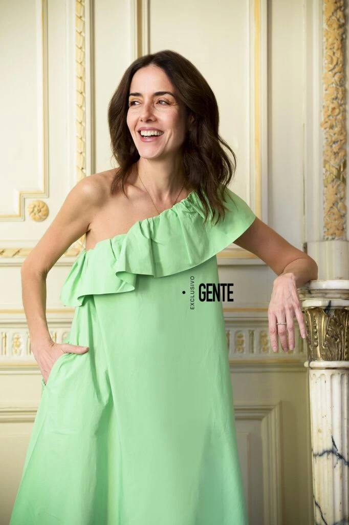 Cecilia Suárez posó para GENTE en un maxivestido color verde limón y zapatillas blancas