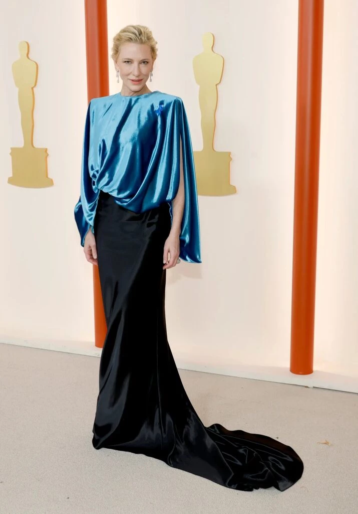 Cate Blanchett se desmarcó de lo que venía siendo una leve inclinación por los blancos y apareció en la alfombra champán de los Oscar con un vestido a dos tonos: azul y negro.