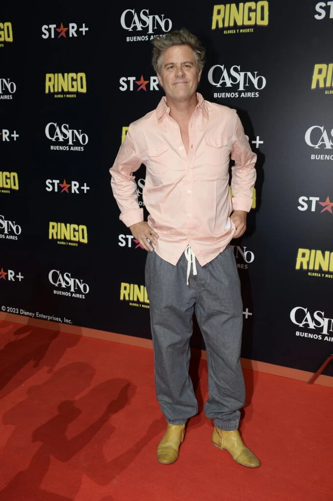Mike Amigorena en la alfombra roja de la avant premiere de Ringo, la serie. 