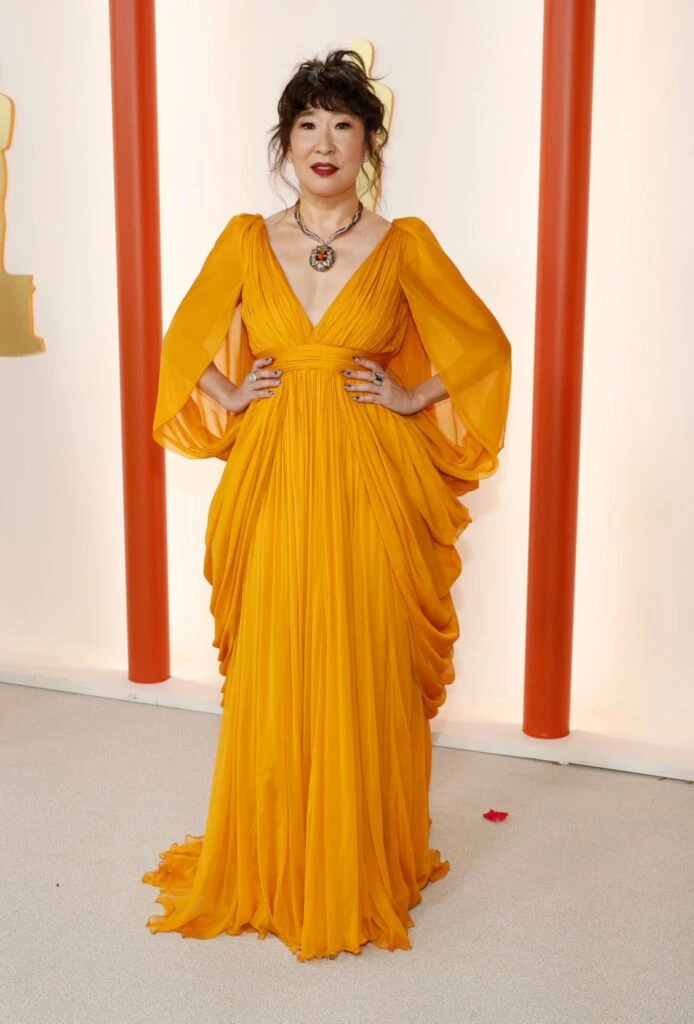 Sandra Oh impacteo con un vestido color amarillo en los Oscar 2023.