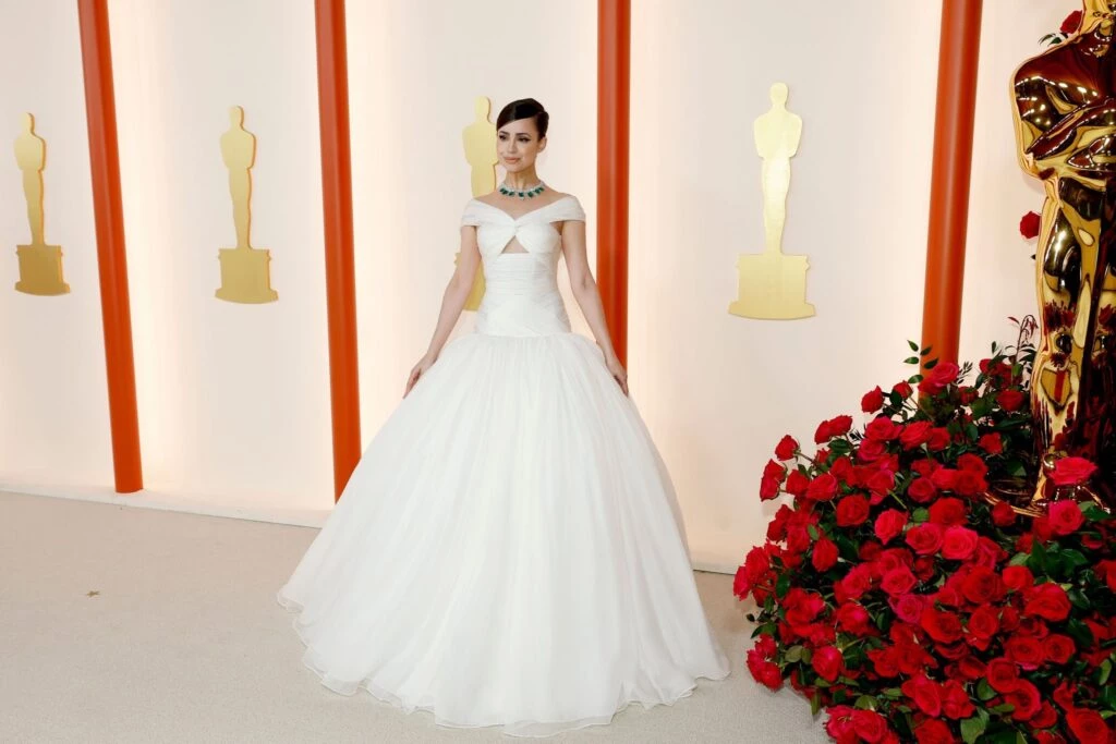 Sofía Carson en un vestido de cenicienta en los Oscar 2023.