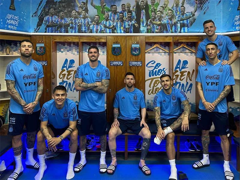 Messi con De Paul, Otamendi, Paredes y sus compañeros de la selección