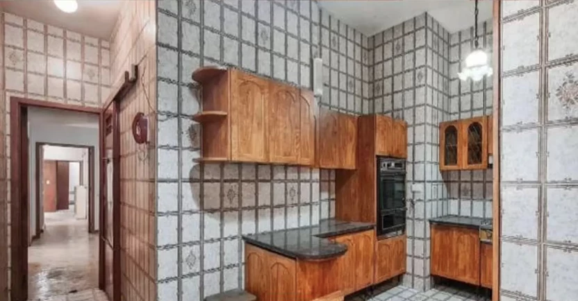 La cocina tiene muebles y azulejos de la época. 