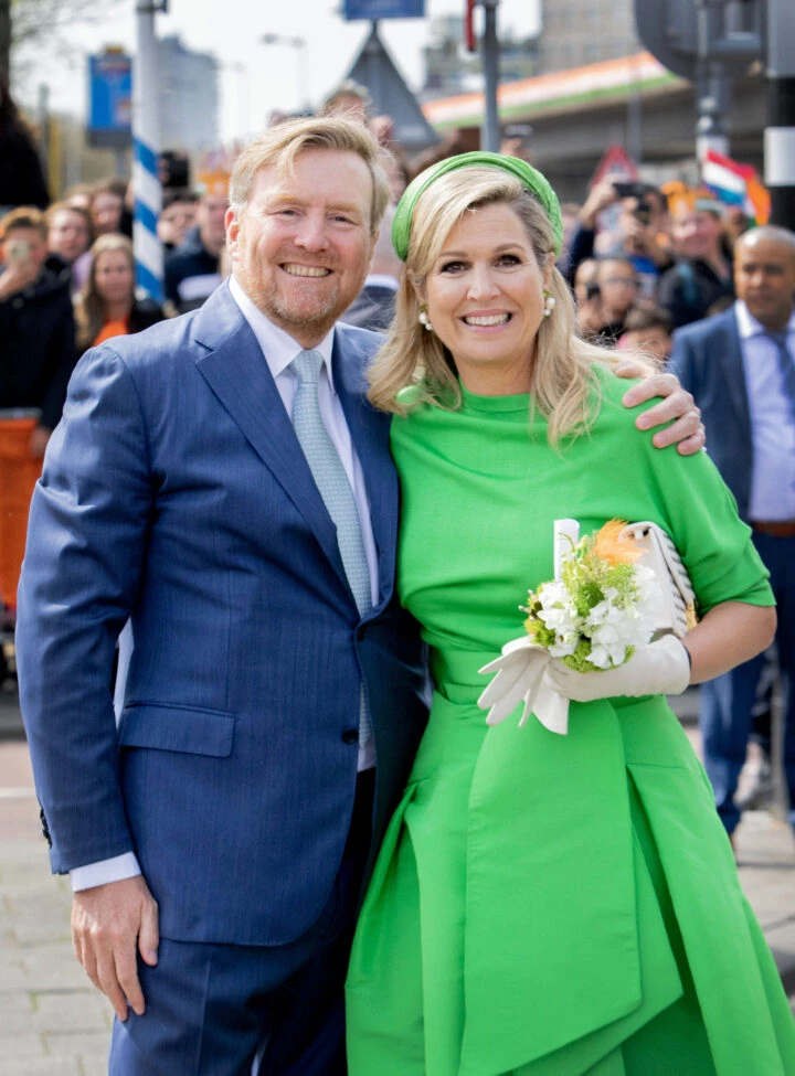 Máxima poses with her wife with a bouquet of flowers in her hands.