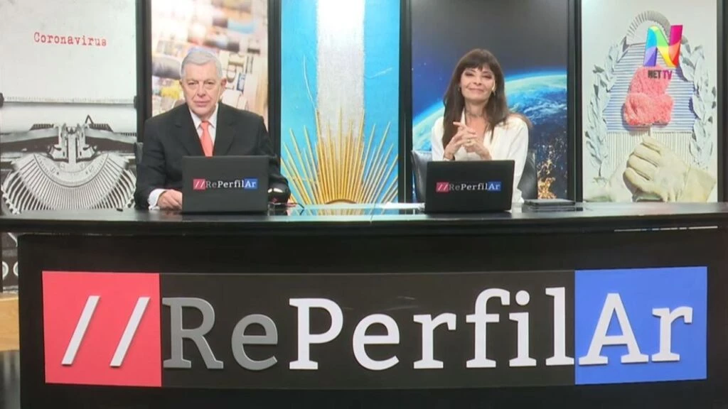 Santo Biasatti y María Areces conducían la edición central de Reperfilar en NET TV. 