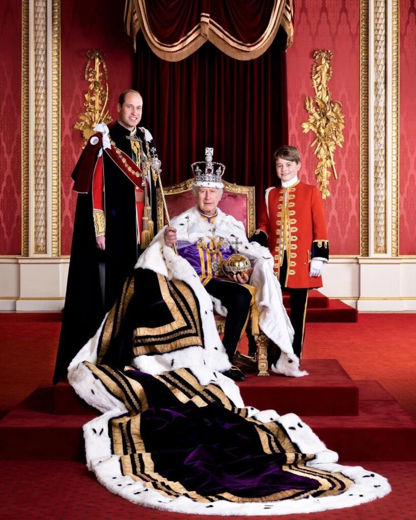 El Rey con el Príncipe de Gales y el Príncipe Jorge el día de la coronación. Foto redes sociales. 