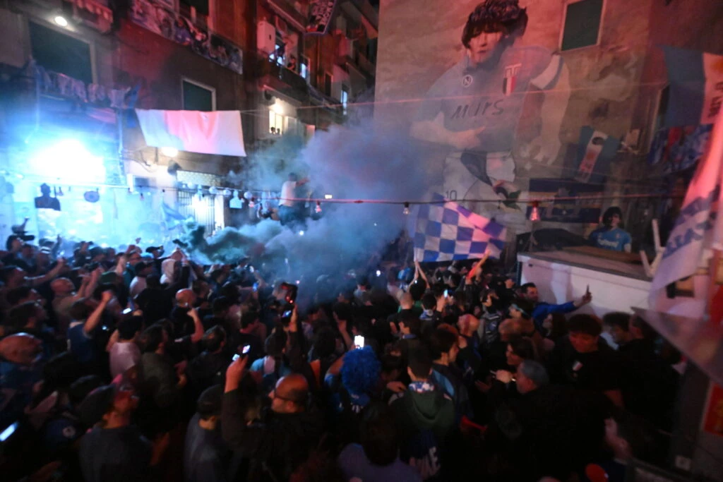 Los hinchas de Napoli celebran el campeonato en la ciudad