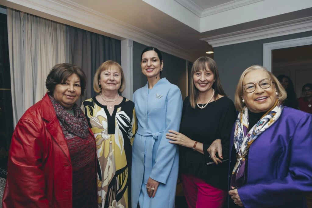 Minerva Lara Batista, embajadora de Panamá, junto a Duska Paravic, embajadora de Croacia, Signe Zeikate, Primera Dama de Costa Rica, Aleksandra Piatkowska, embajadora de Polonia y Lilia Rossbach, embajadora de México