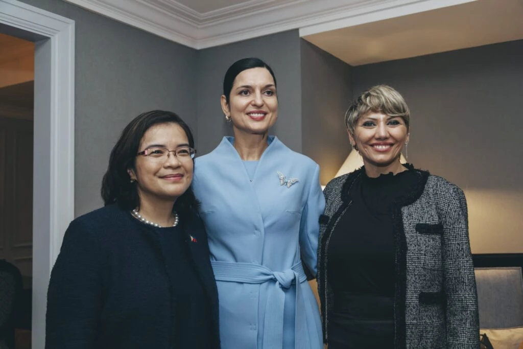 Grace Cruz-Fabella, embajadora de Filipinas, Signe Zeikate, Primera Dama de Costa Rica y Karmen Sakhr, Representante regional de Sudamérica para ACNUR
