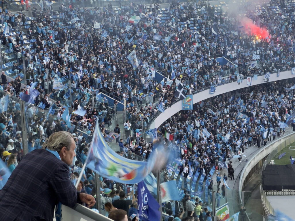 Los hinchas del Napoli en el estadio Diego Armando Maradona viendo la transmisión de partido contra Udinese, en el que su equipo salió campeón EFE/EPA/CESARE ABBATE