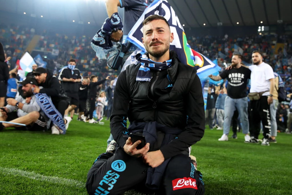 Un hincha del Napoli llorando en la cancha de Udinese, durante los festejos por el título de su equipo
