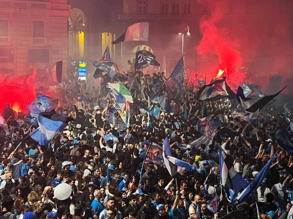 Los hinchas del Napoli celebran el título en el centro de la ciudad