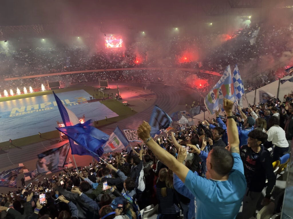 Los hinchas del Napoli en el estadio Diego Armando Maradona luego de ver la transmisión de partido contra Udinese, en el que su equipo salió campeón EFE/EPA/CESARE ABBATE