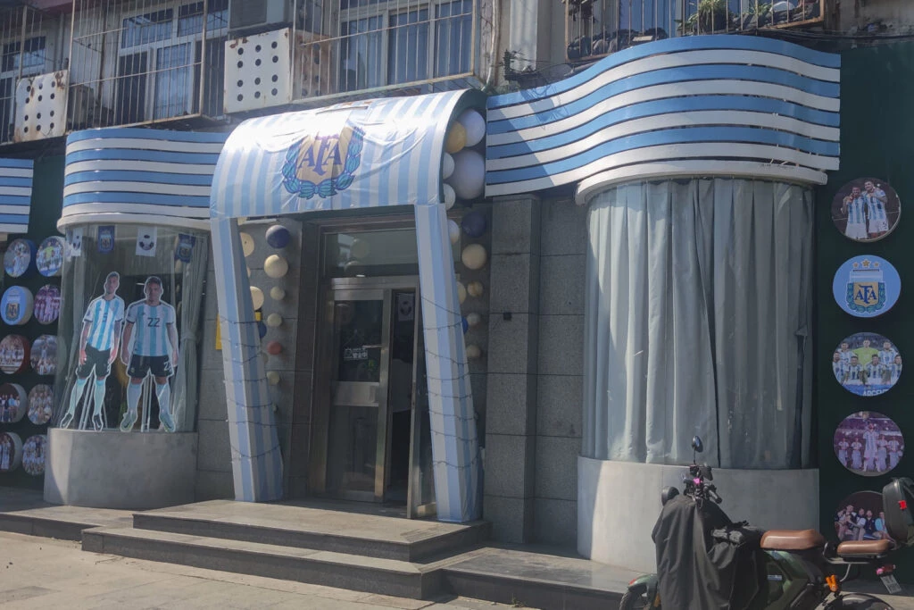 La "Messimanía" que tiene a China teñida de blanco y celeste. El local que funciona como tienda oficial de la selección argentina. 
