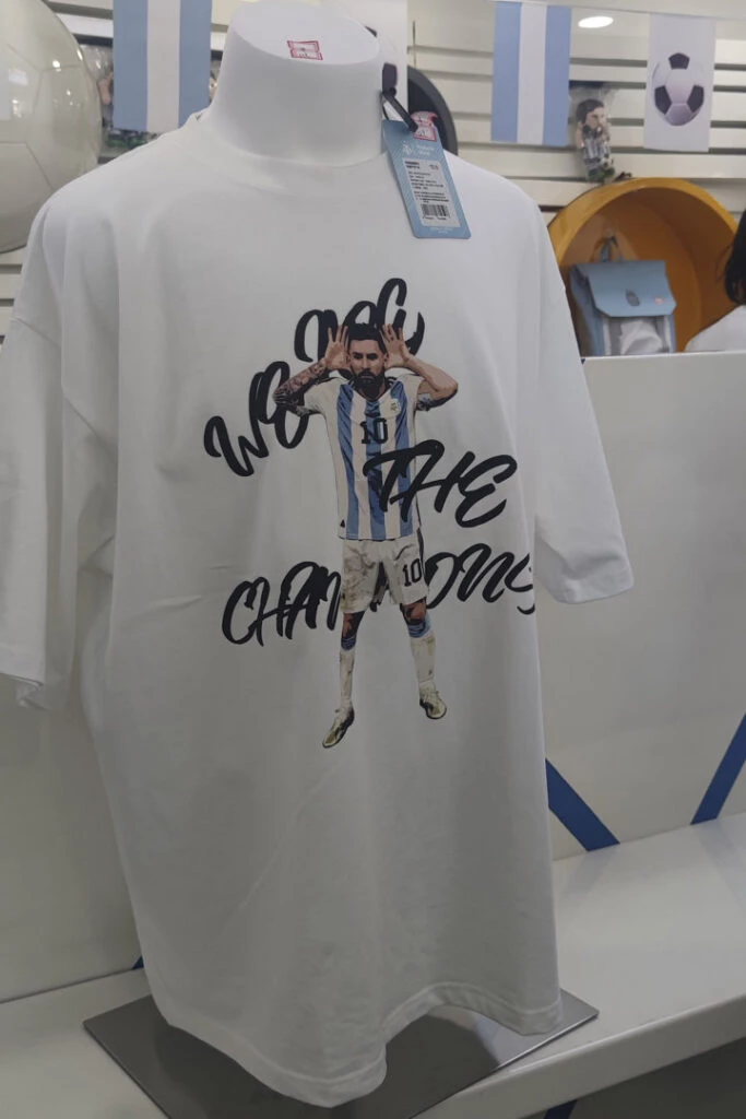 Las camisetas que se venden en la tienda oficial de la selección argentina en Pekín. 