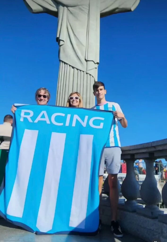 La bandera gigante de Racing llegó a uno de los puntos más altos de Río de Janeiro. 