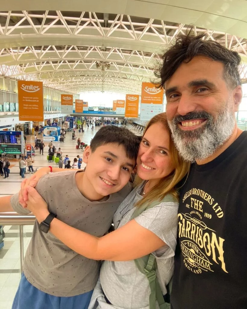 Fernanda Iglesias, junto a su marido y a su hijo en el Aeropuerto de Ezeiza cuando se fue del país.