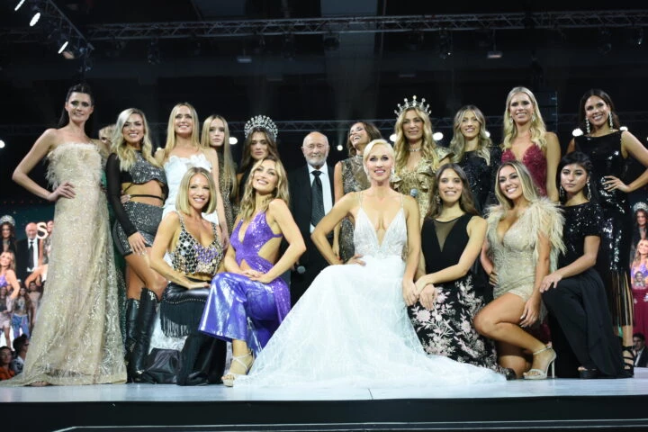 The final photo of the parade with all the celebrities of the world of fashion. 