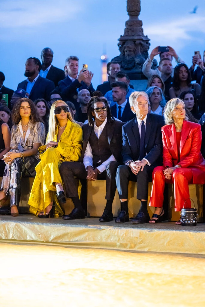 Zendaya, Beyoncé, Jay Z, Bernard y Helene Arnault, algunas de las estrellas sentadas en primera fila. 
