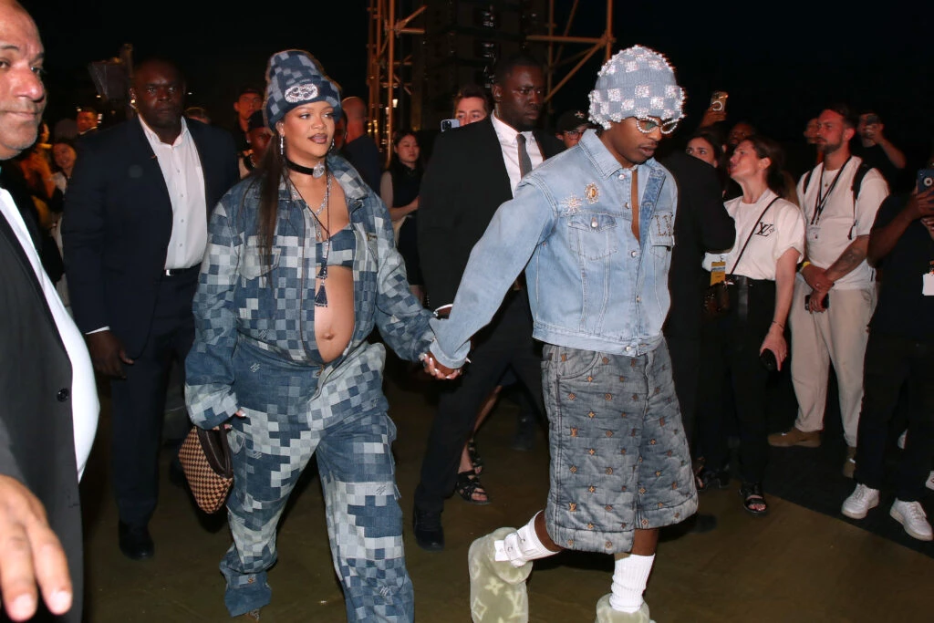 Súper embarazada, Rihanna se robó todos los flashes en compañía del padre de su hijo, A$ap Rocky. Con outfits en denim firmados por LV disfrutaron de la colección masculina Primavera/Verano 2024. 