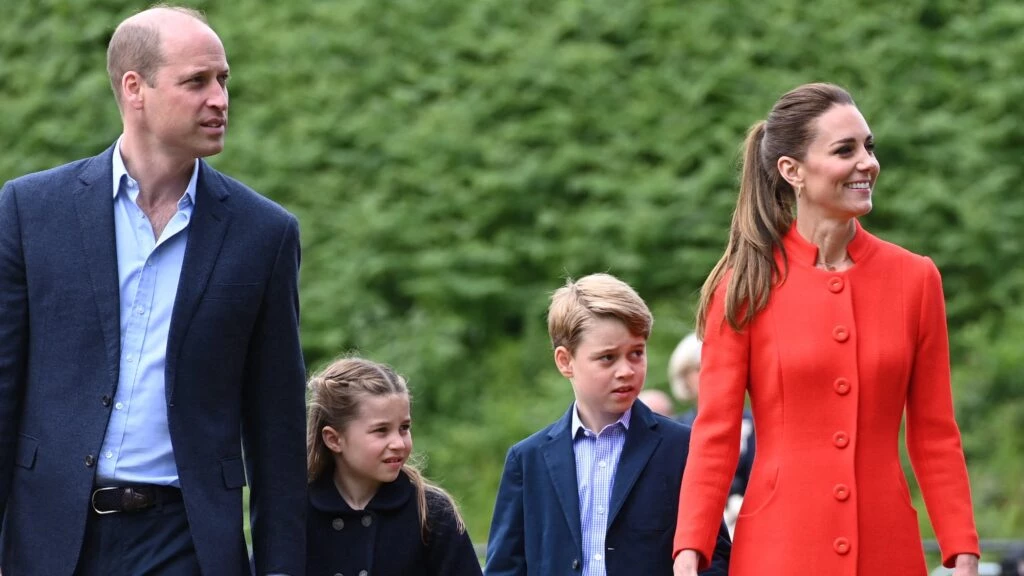 Kate Middleton y el Principe William junto a sus hijos. Foto archivo. 