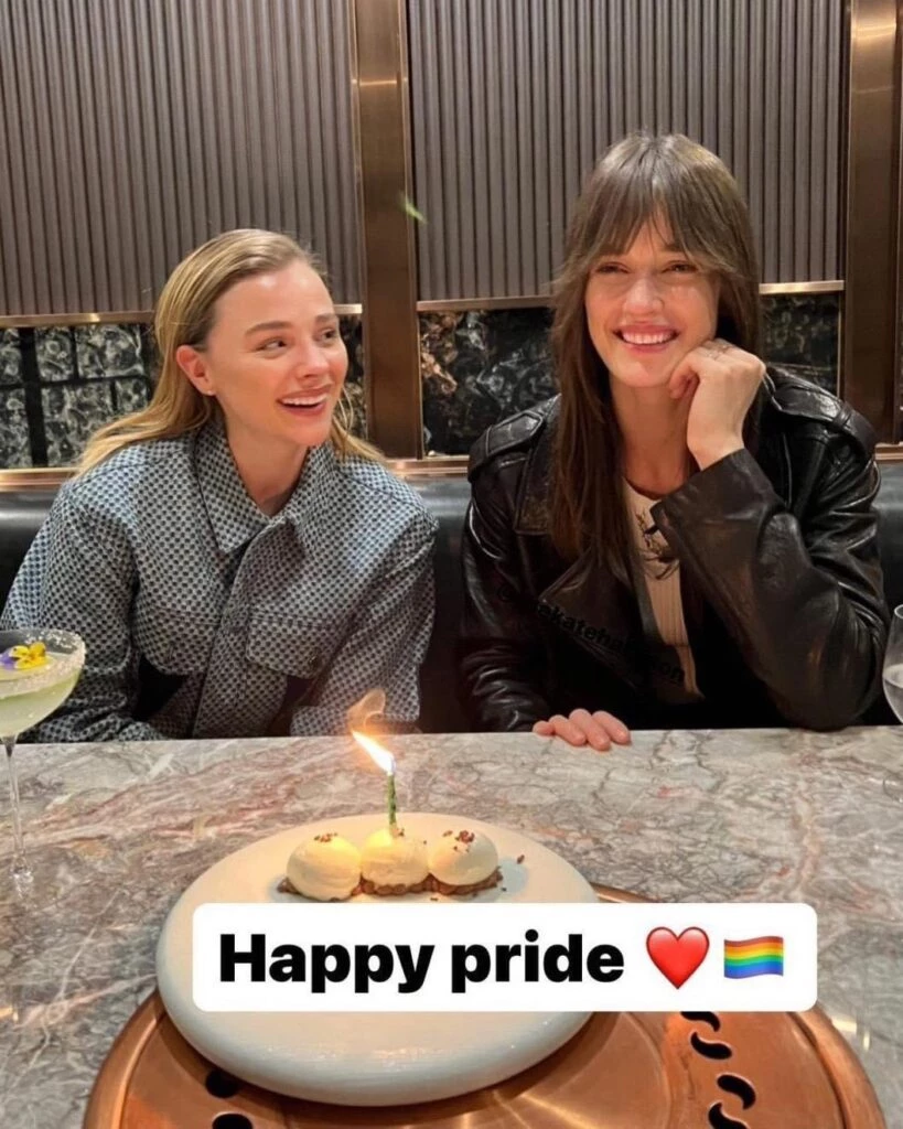 Chloé Moretz y Kate Harrison celebraron el mes del Orgullo
