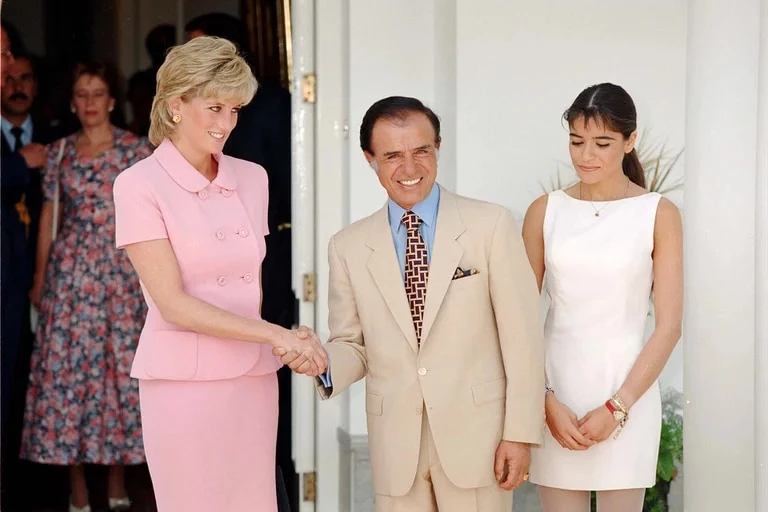 El encuentro de Lady Di y Carlos Menem. La "princesa del pueblo" eligió un tailleur rosa Versace.