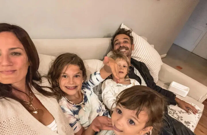 Paula Chaves and Pedro Alfonso with their children.  Photo file.