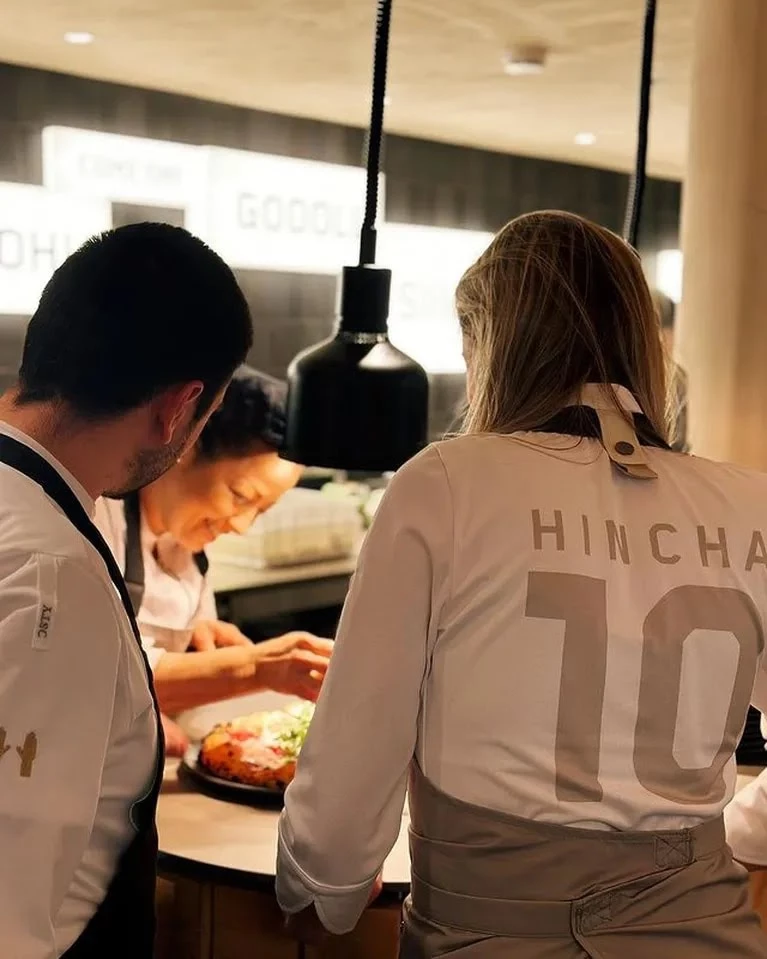Uniforme de los empleados del restaurant de Leo Messi. Foto archivo. 