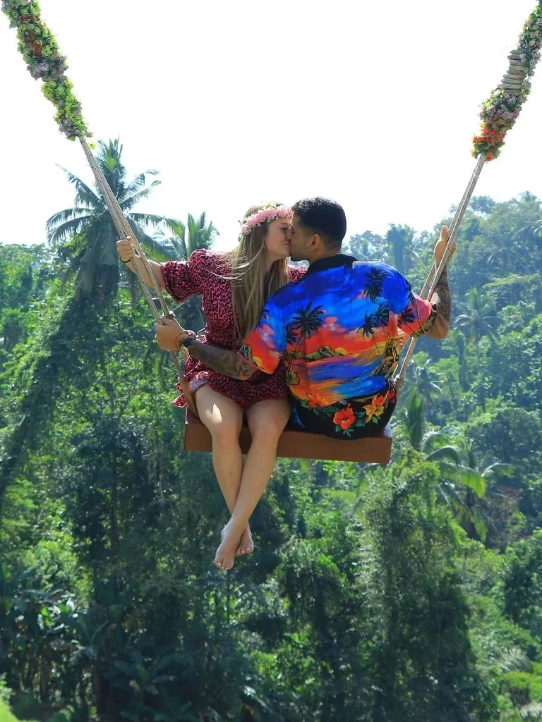 Cuti Romero y su pareja en Indonesia. Foto redes sociales. 