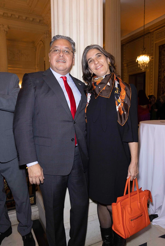 El relacionista diplomático Ariel Blufstein y la Ministra consejera de la Embajada de Francia, Céline Giusti