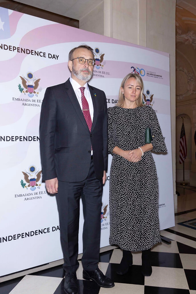 El embajador de Ucrania, Yurii Klymenko, y su esposa Zoia Klymenko en los festejos por el 247º aniversario de la independencia de Estados Unidos