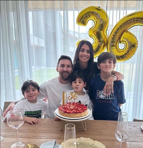 Leo Messi y Antonela Roccuzzo junto a sus hijos. Foto redes sociales. 