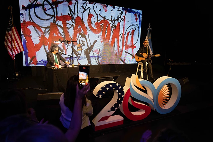 Liniers y Kevin Johansen en los festejos de la Independencia de Estados Unidos