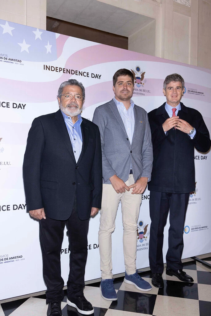 Gerardo Martínez -secretario general de la UOCRA- junto a Francisco Buchara, managing director de SF500, y Santiago del Sel en los festejos por el 247º aniversario de la independencia de Estados Unidos.

