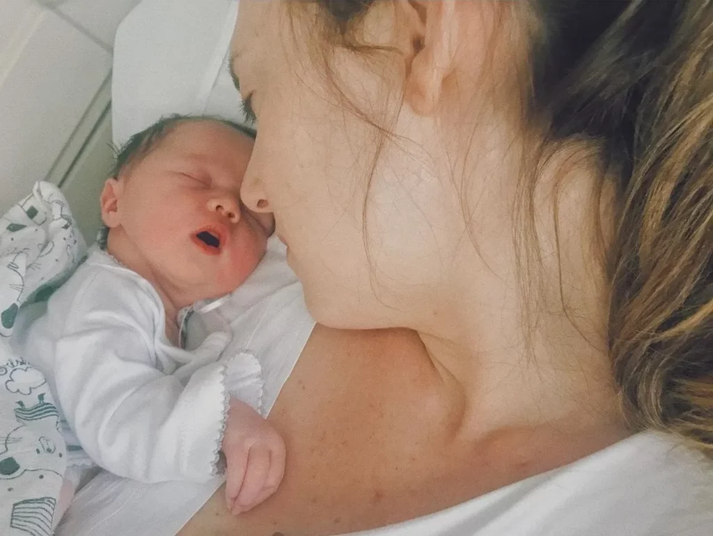 La tierna foto de la flamante mamá con el bebé recién nacido. 