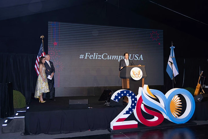 Iván de Pineda presentando al embajador Marc Stanley en los festejos por la independencia de Estados Unidos
