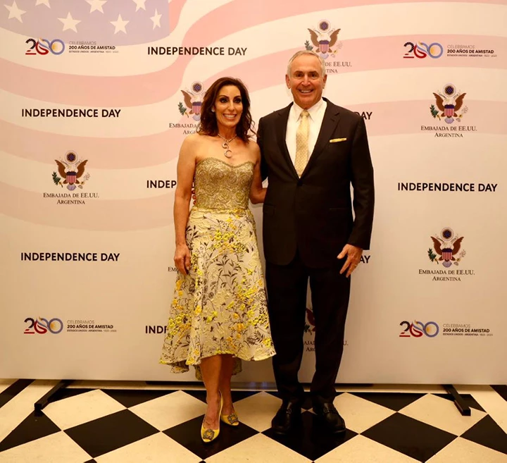 El embajador Marc Stanley y su mujer en los festejos por el 247º aniversario de la independencia de Estados Unidos