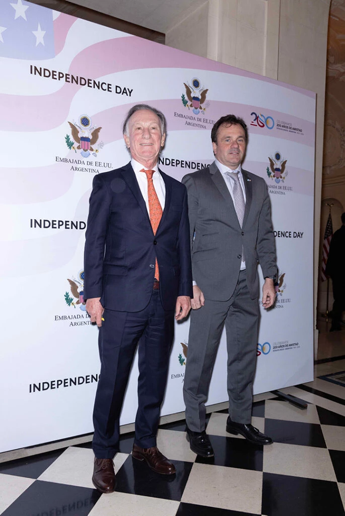El presidente de la Cámara Argentina de la Construcción, Gustavo Weiss, y Juan Pablo Maglier en los festejos por el 247º aniversario de la independencia de Estados Unidos