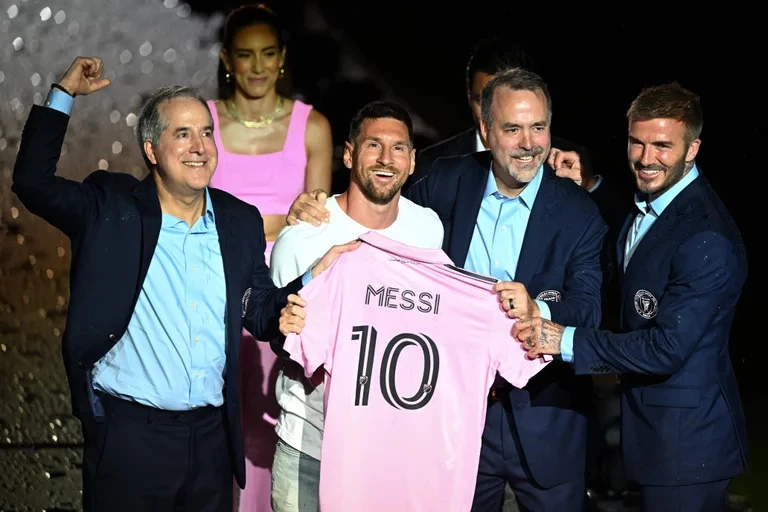 Lionel Messi fue presentado por los propietarios del Inter Miami CF, David Beckham, José R. Mas y Jorge Mas. Foto archivo.