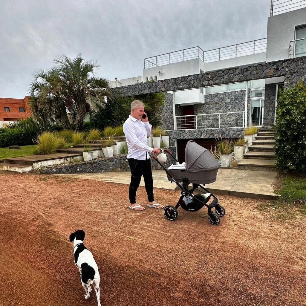 Fernando Burlando paseando con Sarah y uno de sus perros