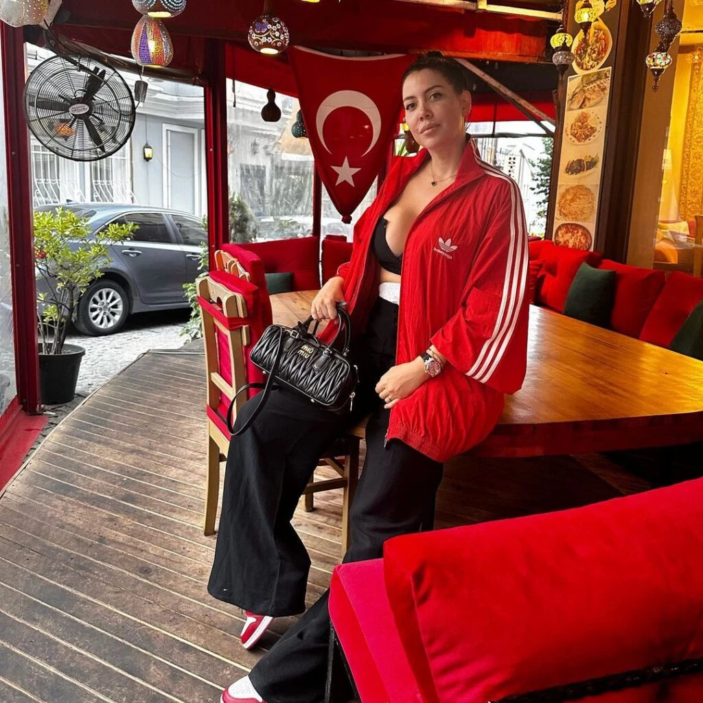 Wanda con look canchero en un restaurante de Estambul