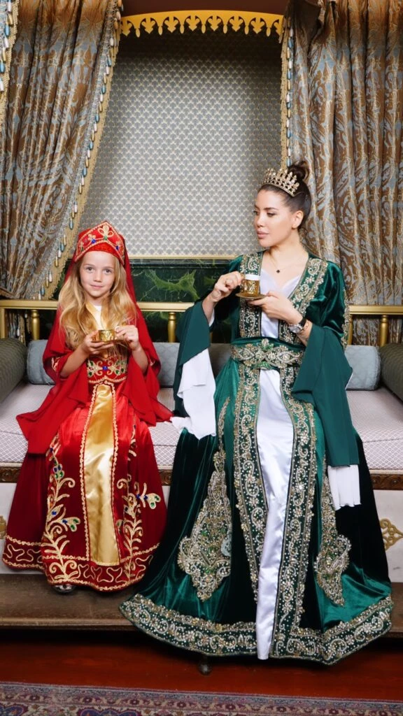 Wanda Nara y su hija menor, Isabella luciendo trajes turcos