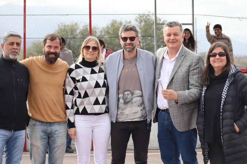 El Ministro de Turismo y Culturas de La Rioja Gustavo Luna, junto a Hebe Estrabou y  parte del equipo de la serie durante el ultimo día de rodaje. Foto archivo.