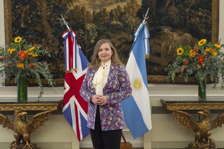 Así están las banderas de Gran Bretaña y Argentina en la residencia diplomática que se encuentra en la Recoleta.
